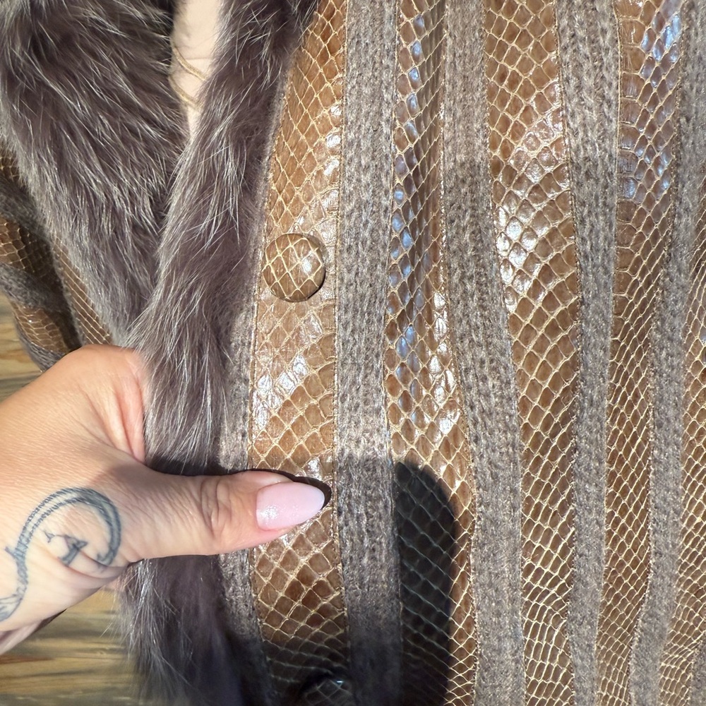 Elegant  Fur Trimmed Coat cashmere and python skin - Picture 4 of 5